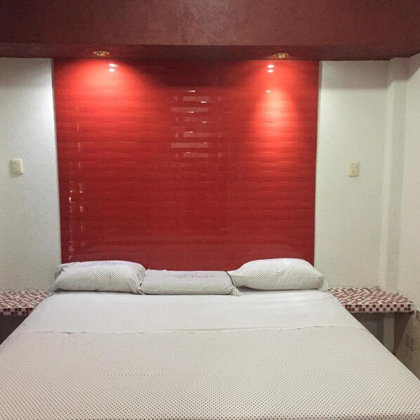 A room with a bed, two pillows, and a red wall. - Hotel Paraiso Express (Veracruz)