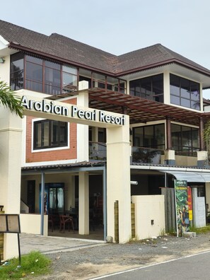 A two-story building with a sign reading 'Arabian Pearl Resort.' - Arabian Pearl By Foxin Room (Kochi)