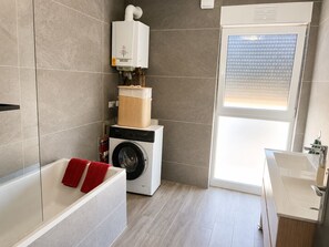 Bathroom - New Listing (Ingersheim)
