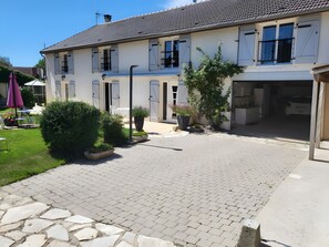 Exterior - Bed and Breakfast 'Chambre Amour' with Shared Terrace and Shared Garden (Chaumot)