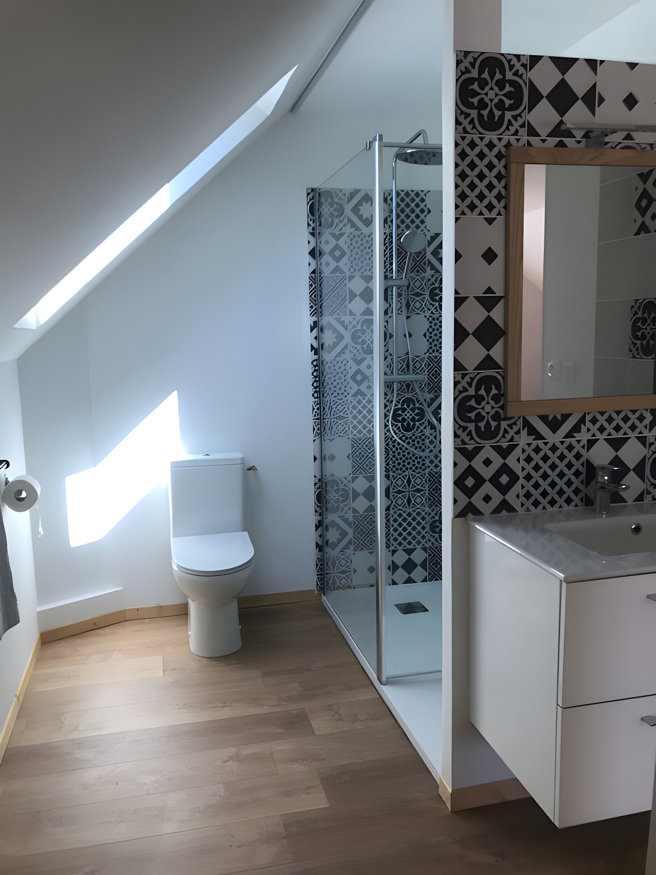 Une salle de bain moderne équipée de toilettes, d’une douche et d’un lavabo.