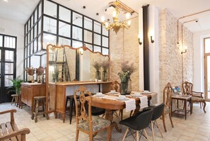 Dining - HOSTEL NUMERO TRECE ALICANTE (Alicante)