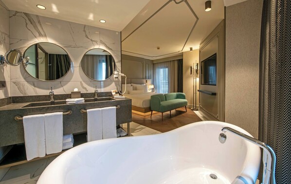 Bathroom - Room-luxury Corner Park Room II With Fre (Istanbul)