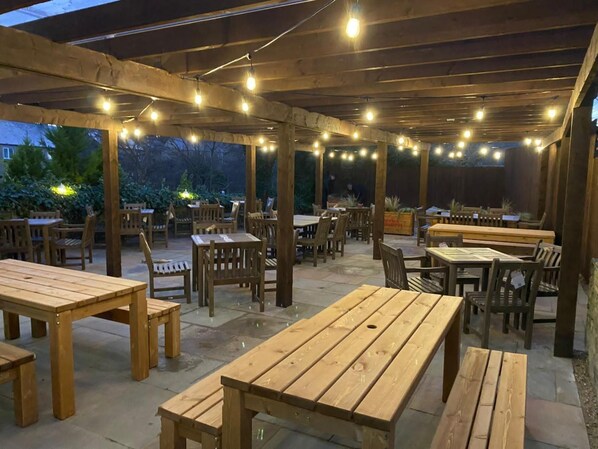 Outdoor dining - The Tavern (Tansley)