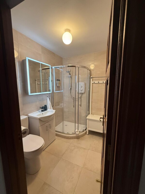 Bathroom - Sea View Apartment - Sleeps 4 & Parking Included (Galway)