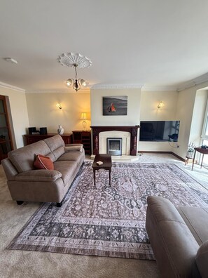 Living area - Sea View Apartment - Sleeps 4 & Parking Included (Galway)