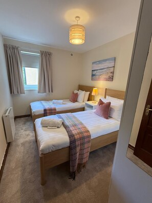 Room - Sea View Apartment - Sleeps 4 & Parking Included (Galway)