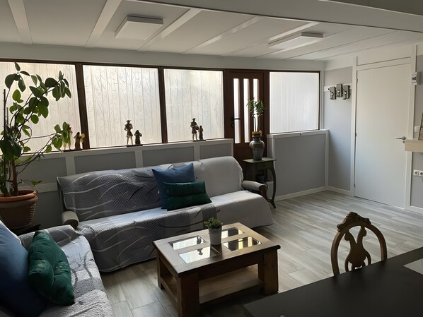 A modern living room with a sofa, coffee table, and decorative items. - Country House 'Casa Rural Neveritas' with Private Terrace and Wi-Fi (Piedrahíta)