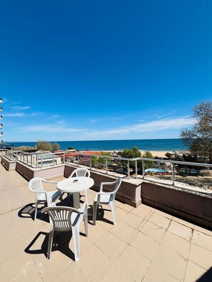 A terrace with outdoor seating and a view of the sea. - Aparthotel Izvora Beachfront  (Golden sands)