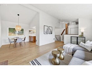 Living area - 3-bedroom house in Springfield with hot tub close to Autzen Stadium (Springfield)