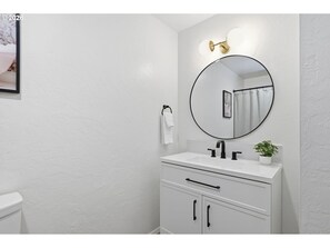 Bathroom - 3-bedroom house in Springfield with hot tub close to Autzen Stadium (Springfield)