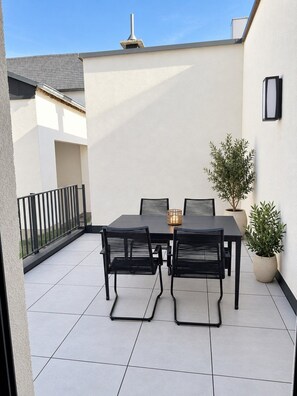 Outdoor dining - JUPAS° Apartmenthaus am Park · Apartment 2 (Kordel)
