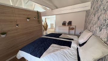Une chambre à coucher avec un lit, un mur en bois, une table de chevet et une fenêtre.