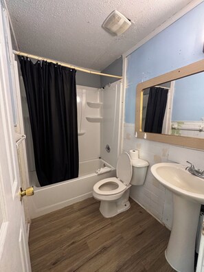Bathroom - Historic Myrtle Beach Stay Walk to the Beach CMI Hotel 1935 (Myrtle Beach)