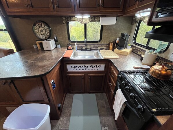 Private kitchen - Cozy RV Retreat in Tennessee Hills - Close To Town (Fayetteville)