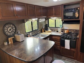 Private kitchen - Cozy RV Retreat in Tennessee Hills - Close To Town (Fayetteville)