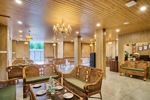 Dining - Treebo Tapovan (Manali)