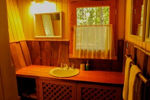 Bathroom - hotel y cabañas salto del carileufu (pucon)