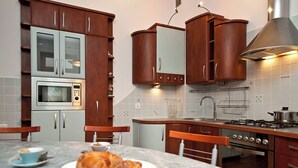 Coffee/tea maker, full-size fridge, microwave, stovetop