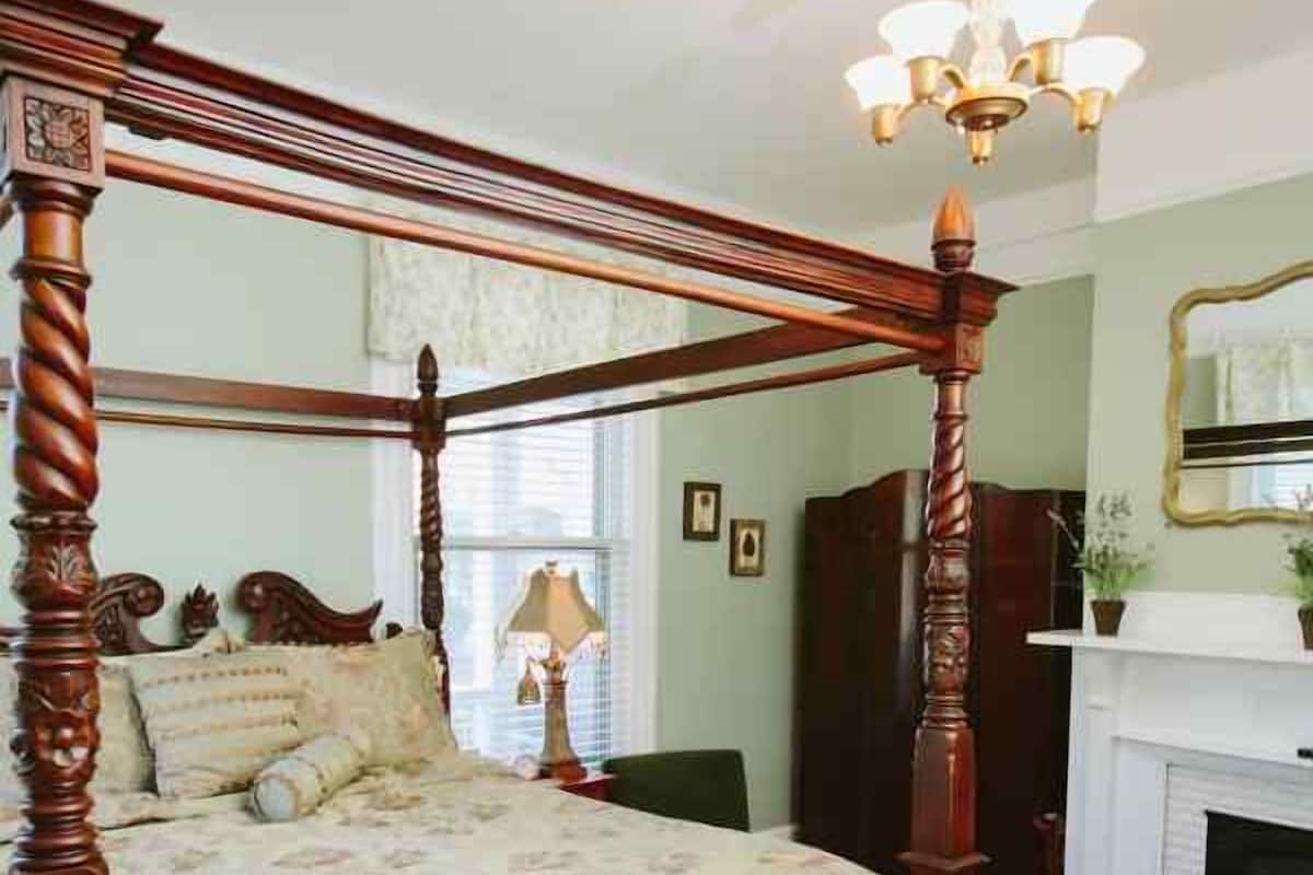 Habitación, 1 cama Queen size, chimenea (Iron Horse Room) | Ropa de cama de alta calidad y tabla de planchar con plancha