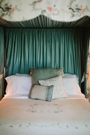 Room, 1 Queen Bed (Wall Street Room) | Premium bedding, iron/ironing board, free WiFi
