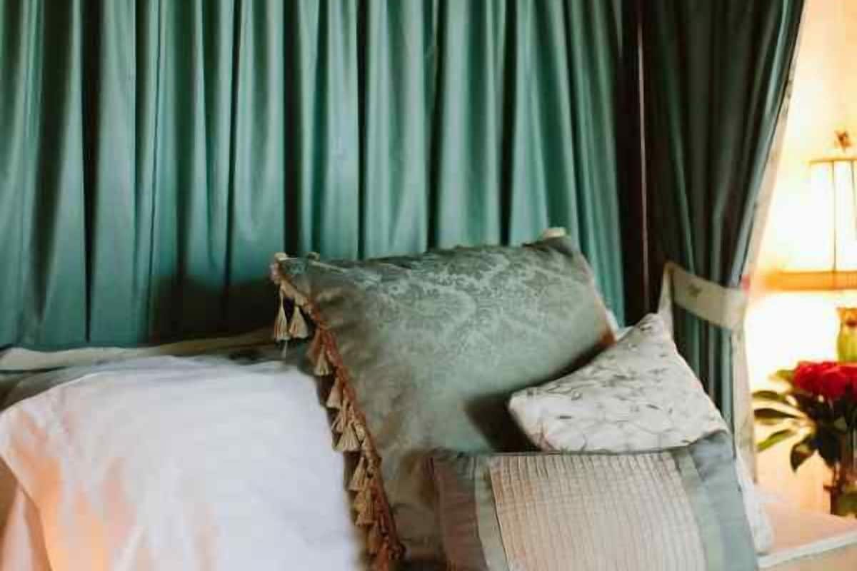 Room, 1 Queen Bed (Wall Street Room) | Premium bedding, iron/ironing board, free WiFi