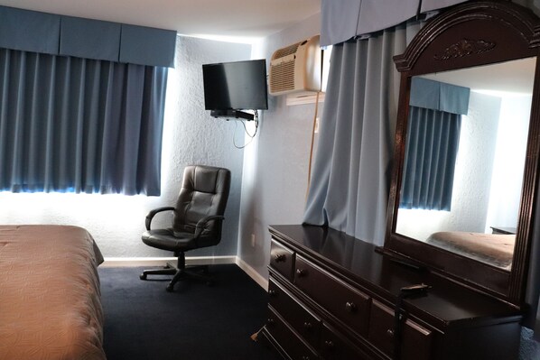 Room, 1 King Bed | Desk, iron/ironing board, rollaway beds, bed sheets
