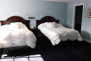 Desk, iron/ironing board, rollaway beds, bed sheets - Royal Inn Torrington (Torrington)