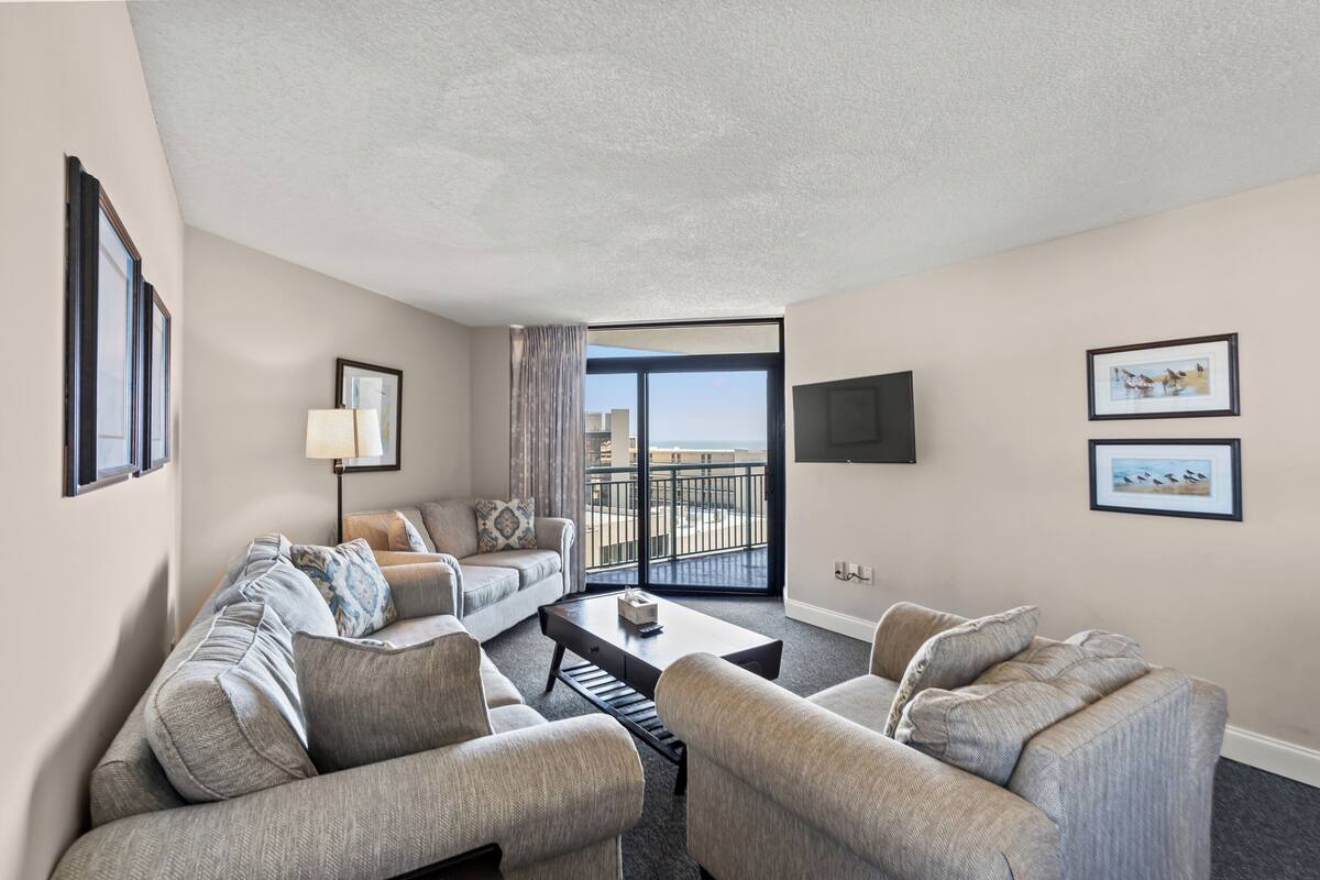 Condo, 3 habitaciones, vista al océano (701) | Área de sala de estar | Televisión