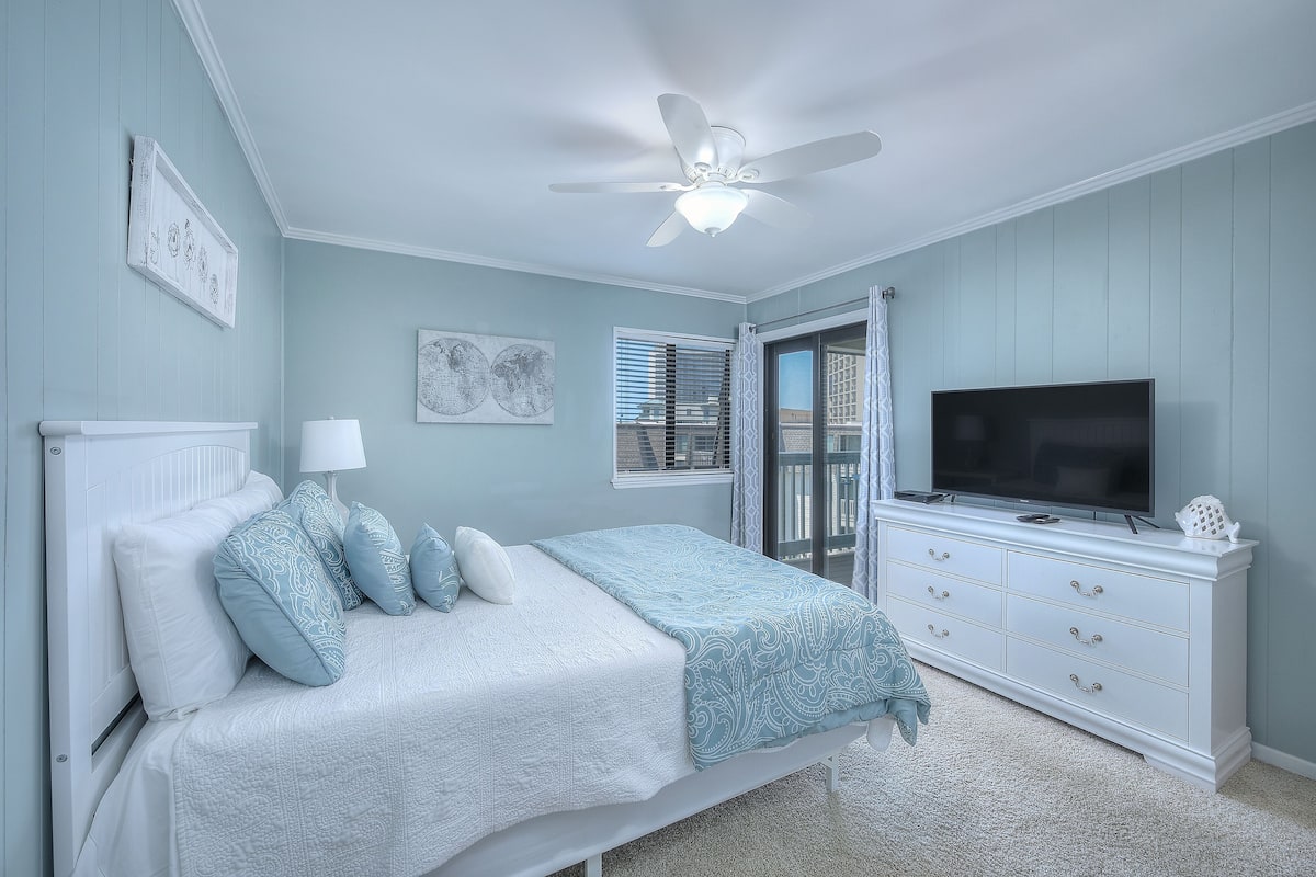 Deluxe Condo, 2 Bedrooms, Balcony, Partial Ocean View (311B) | 1 bedroom, individually decorated, individually furnished, free WiFi