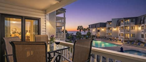 デラックス コンドミニアム 2 ベッドルーム バルコニー パーシャル オーシャン ビュー (214D) | バルコニー