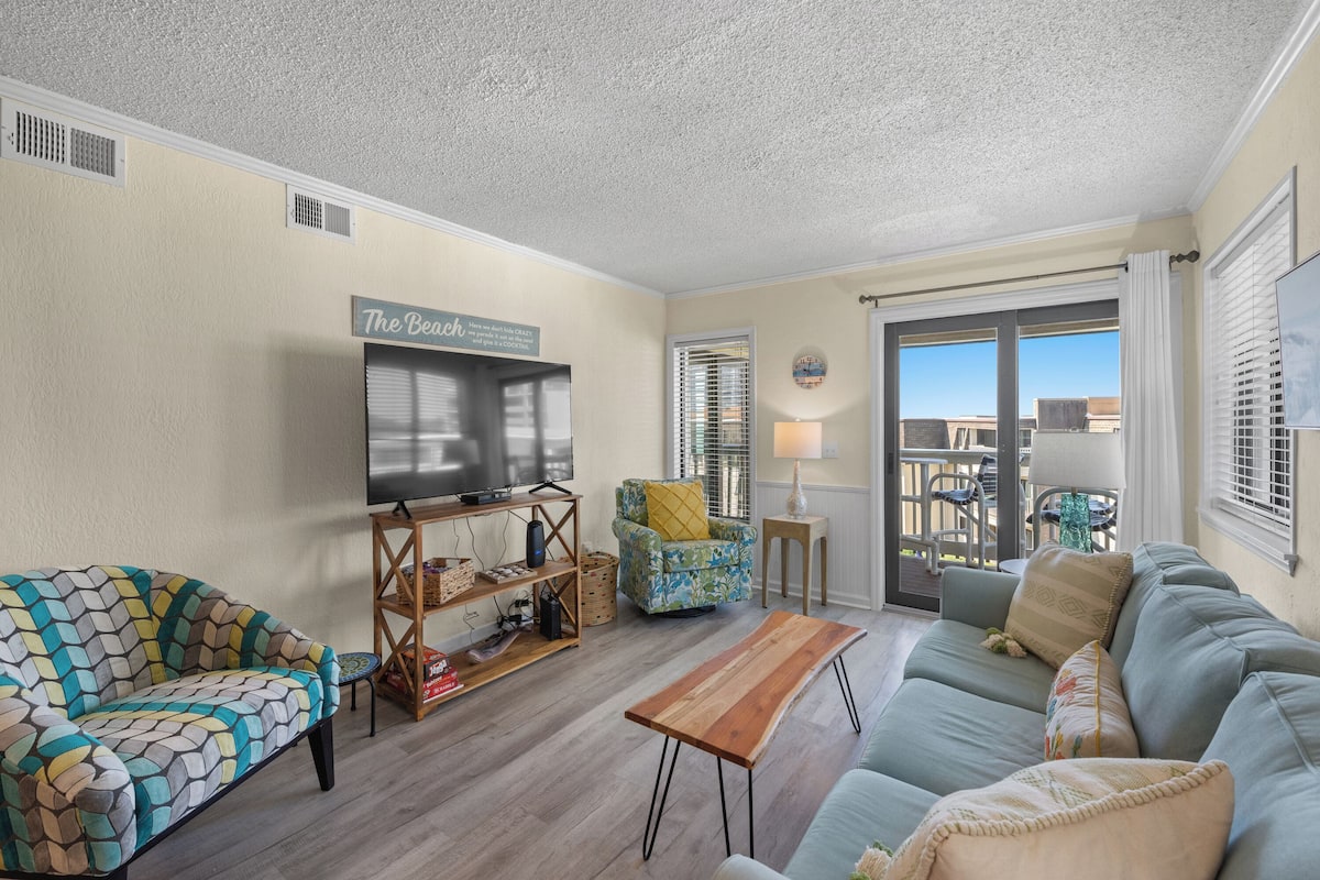 Deluxe Condo, 2 Bedrooms, Balcony, Partial Ocean View (313B) | Living area | TV