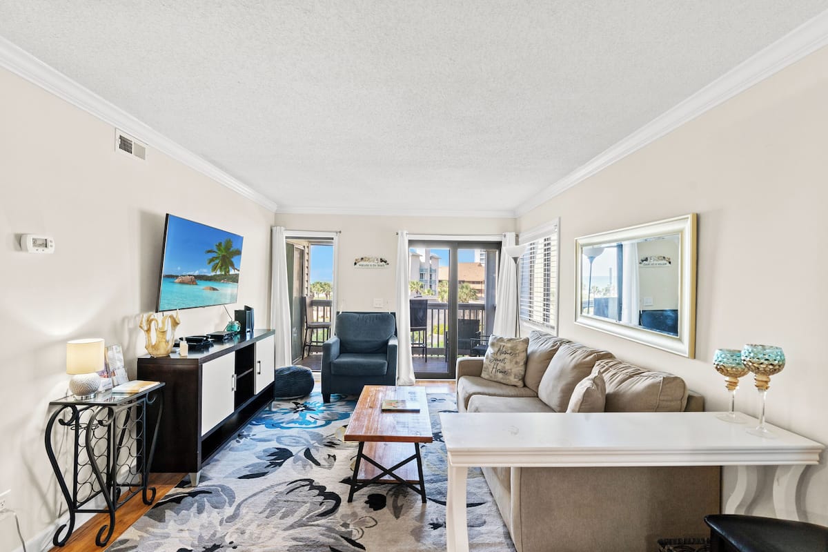 Deluxe Condo, 2 Bedrooms, Balcony, Ocean View (317A) | Living area | TV