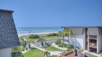 Deluxe Condo, 2 Bedrooms, Balcony, Partial Ocean View (311B) | Pemandangan balkoni