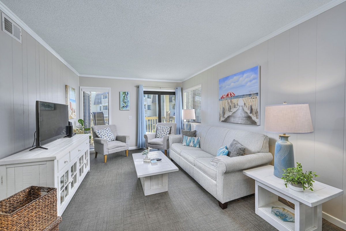 Condo Deluxe, 2 habitaciones, balcón, vista parcial al océano (214D) | Área de sala de estar | Televisión