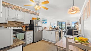 Basic Condo, 2 Bedrooms, Balcony, Partial Ocean View (206D) | Dapur peribadi | Peti sejuk, ketuhar gelombang mikro, ketuhar, dapur