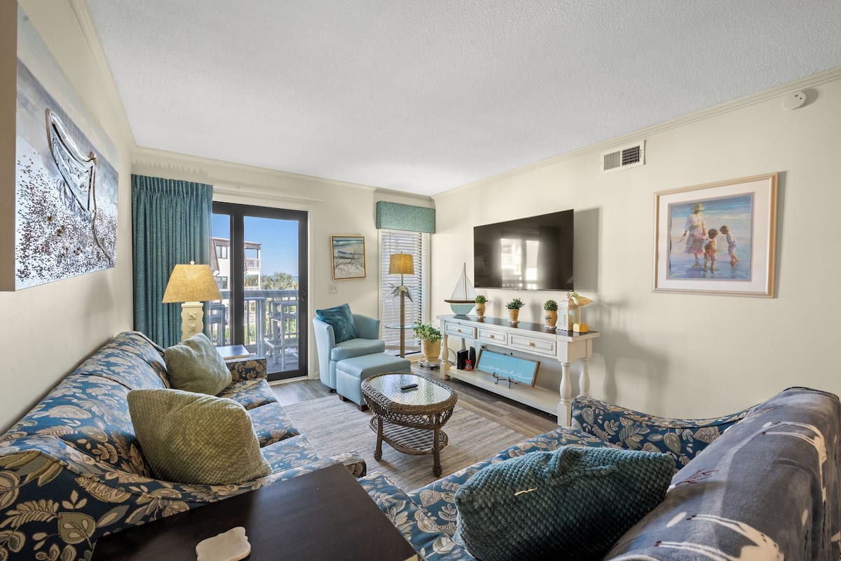 Condo básico, 2 habitaciones, balcón, vista parcial al océano (206C) | Área de sala de estar | Televisión