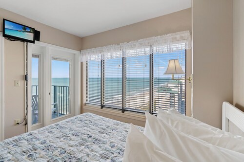 The Palace Resort by Elliott Beach Rentals