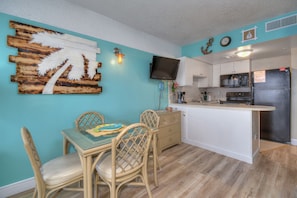 Deluxe Studio, Balcony, Oceanfront (301) | In-room dining