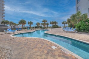 Alberca al aire libre y camastros 