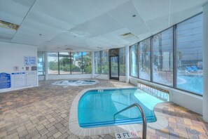 Outdoor pool, sun loungers - The Palace Resort by Elliott Beach Rentals (Myrtle Beach)