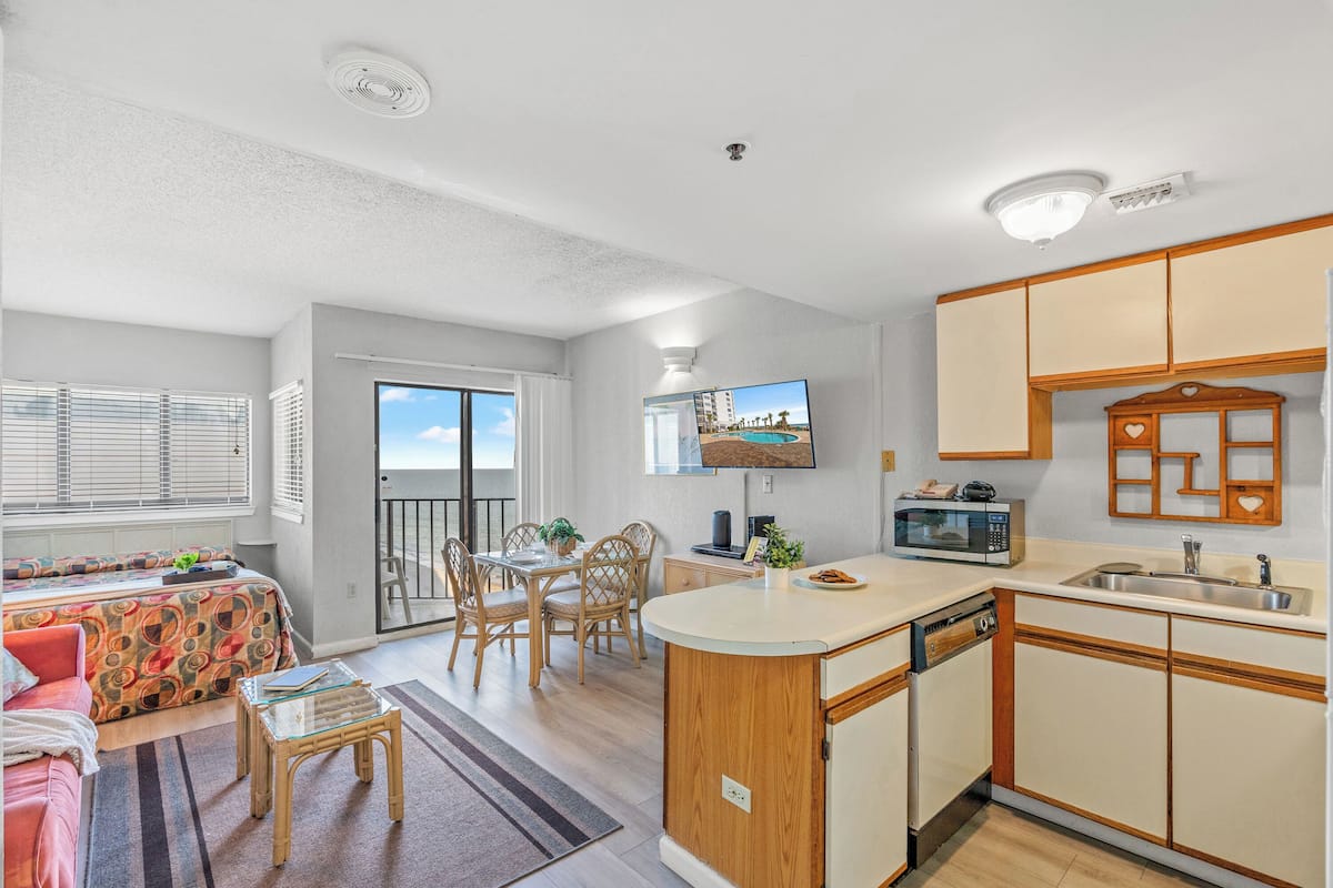 Basic Studio, 1 King Bed, Balcony, Ocean View (1106) | 1 bedroom, individually decorated, individually furnished, free WiFi