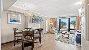 Deluxe Condo, 1 Bedroom, Balcony, Oceanfront (212) | In-room dining