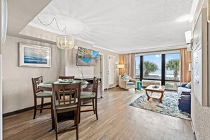 Deluxe Condo, 1 Bedroom, Balcony, Oceanfront (212) | In-room dining