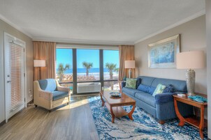 ดีลักซ์คอนโด, 1 ห้องนอน, ระเบียง, ริมทะเล (212) | บริเวณนั่งเล่น | ทีวี