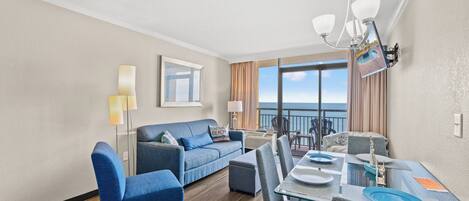 Condo Deluxe, 1 habitación, balcón, frente al océano (1538) | Área de sala de estar | Televisión
