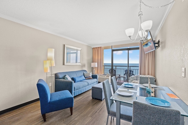 Deluxe Condo, 1 Bedroom, Balcony, Oceanfront (1538) | Ruang tamu | TV