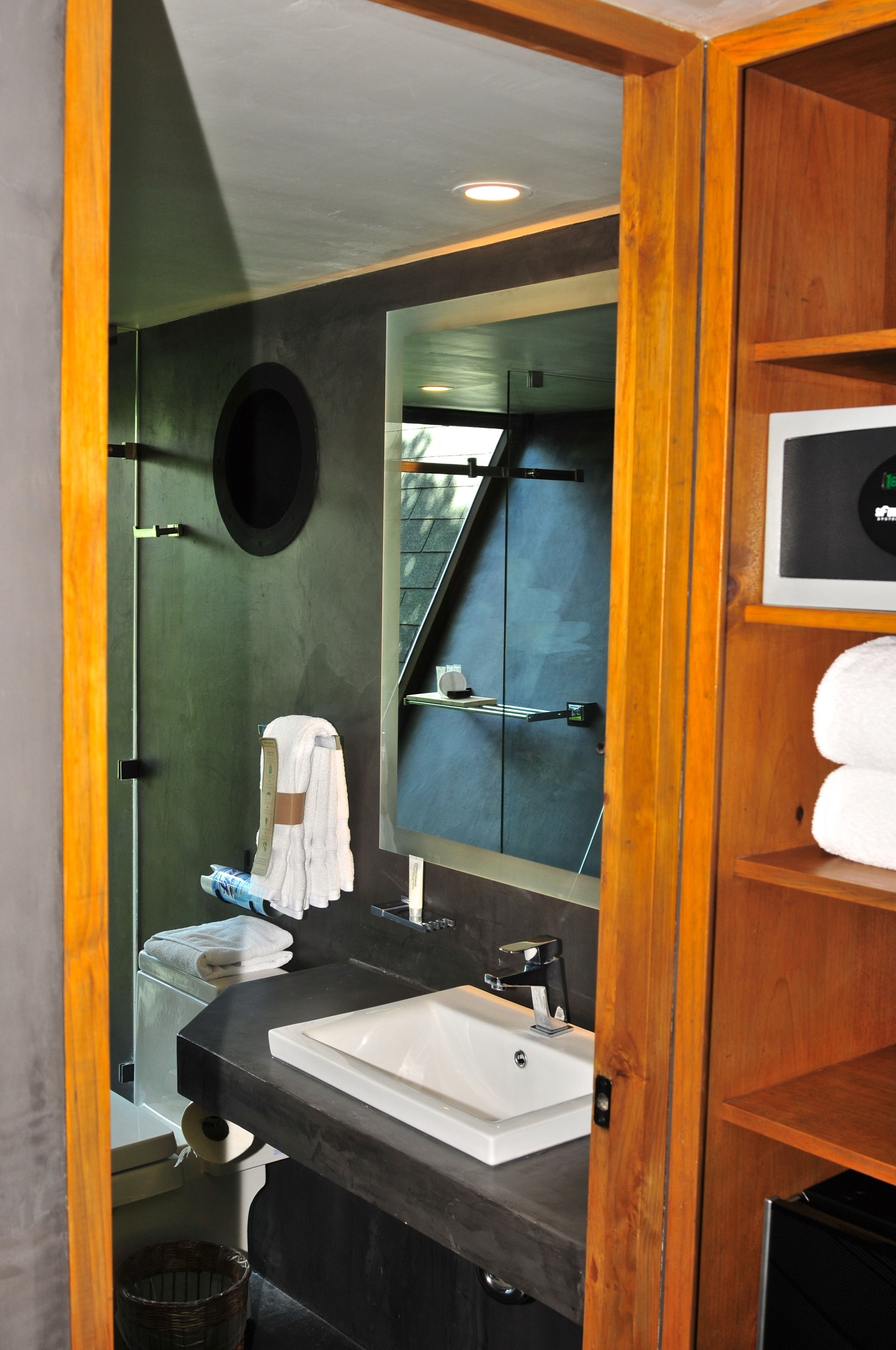 santo cielo, cabaña familiar 2 camas matrimoniales | bathroom | free toiletries, hair dryer, bathrobes, towels