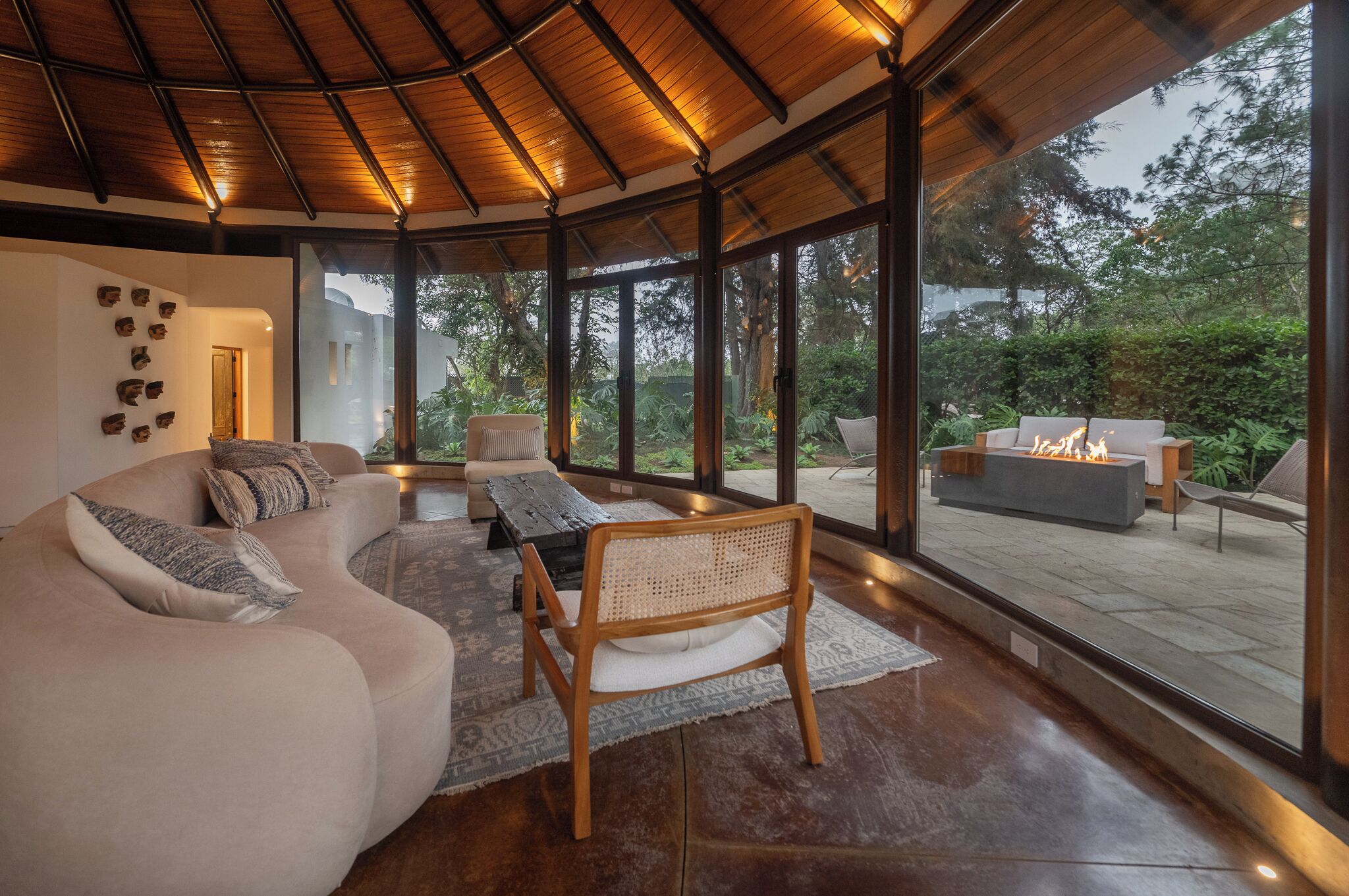 family bungalow, 3 bedrooms, mountain view, mountainside | living area | 24-inch smart tv with cable channels, tv, fireplace