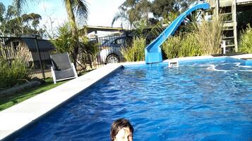 Hồ bơi ngoài trời, ghế dài tắm nắng